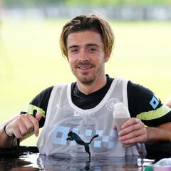 Grealish se defiende: “Obviamente, me divierto”