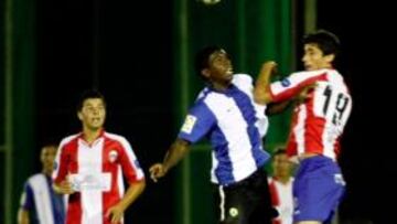 <b>PERLA. </b>Jesús Pastor pugna con un futbolista del Santa Pola en un balón aéreo.