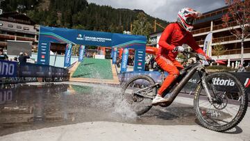 Yannick Pontal cruzando la meta en Crans-Montana, Suiza. Prueba de las Enduro World Series con E-MTB. 15 de septiembre del 2022. 