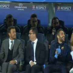 Cuando empezó el partido, Alves estaba saludando al banquillo