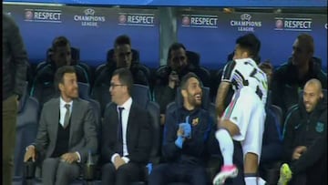 Alves saludando al banquillo del Barça.