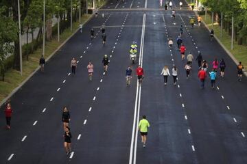 Paseo de la Castellana de Madrid con deportistas aficionados.