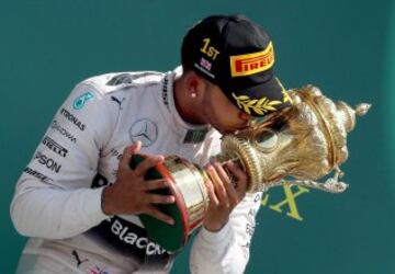 Lewis Hamilton con el trofeo.