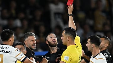 Referee Ismael Rosario L�pez (C-R) shows a red card to Monterrey's Spanish defender #93 Sergio Ramos (C) during the Liga MX Clausura football match between Pumas and Monterrey at the Olimpico Universitario stadium in Mexico City on March 16, 2025. (Photo by Yuri CORTEZ / AFP)