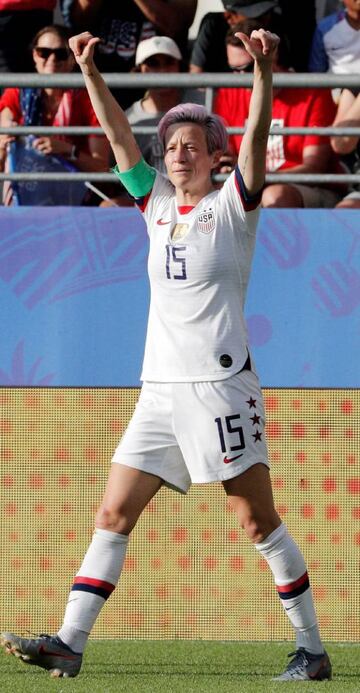 La capitana de la selección estadounidense, Megan Rapinoe, celebra el segundo gol marcado a España durante el partido de los octavos de final del Mundial de Francia 2019 que disputan en el estadio Auguste Delaune.