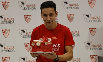 Navas, con la tarta de felicitacin por su 39 cumplea?os.