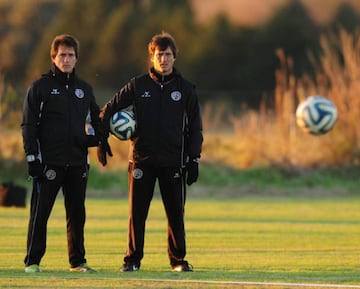 Gustavo y Guillermo Barros Schelotto destacaron en Argentina durante la década del 2000. Gustavo hizo su carrera en Racing, mientras su hermano fue un destacado delantero de Boca, club que dirige actualmente junto a Gustavo. 