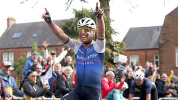 El ciclista británico Mark Cavendish celebra su victoria en la prueba de fondo de los campeonatos nacionales de Ciclismo en Ruta de Gran Bretaña.