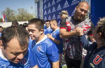 Jugadores de el equipo de rugby neozelandés All Blacks participan en una actividad extraeportiva con los jugadores de el equipo Universidad de Chile en el CDA.