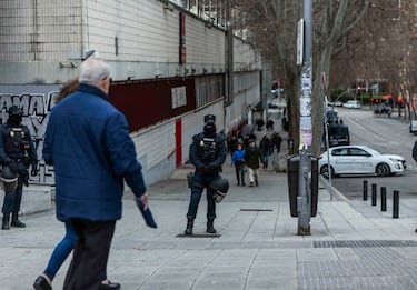 Ni la lluvia apagó el fuego interno de la indignación que recorría las calles de Vallecas. En La Albufera nadie cantaba goles ni animaba a su Rayo como era esperado.