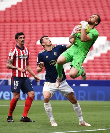 Jan Oblak atrapa el balón. 