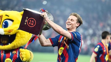 De Jong, con la mascota CAT, celebrando la Supercopa.