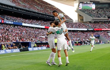 Rafa Mir celebra junto a sus compañeros el gol del empate ante el Atlético de Madrid. 