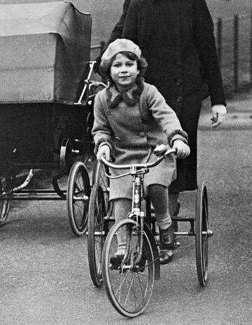 Isabel paseando con su triciclo con cuatro años. 