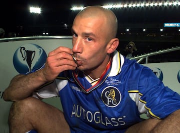 Con el conjunto inglés Gianluca Vialli consiguió ganar una Recopa de Europa, una Supercopa de Europa, una FA Cup y una Football League Cup. En total disputó 69 partidos defendiendo la camiseta del Chelsea en los que anotó 40 goles. 