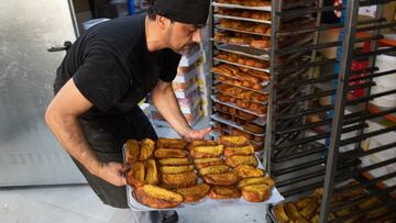 Torrijas en la pastelería ‘Paco Pastel’, a 22 de marzo de 2024, en San Lorenzo de El Escorial, Madrid (España). El obrador ‘Paco Pastel’ consiguió en 2021 el título a mejor torrija de la Comunidad de Madrid, entregado por la Asociación de Empresarios Artesanos de Pastelería y Panadería de la Comunidad de Madrid. Las torrijas, dulce típico de Cuaresma y Semana Santa, se preparan con rebanadas de pan empapadas en leche o vino y que, tras ser rebozadas en huevo, se fríen en una sartén con aceite. Después, se suelen endulzar con miel o azúcar y se aromatizan con canela. Las torrijas tienen su origen en el Siglo XV, cuando se empezaron a consumir para sustituir a la carne durante la Cuaresma debido a que son un alimento saciante y calórico que aporta energía.
22 MARZO 2024;TORRIJAS;DULCE;POSTRE;SEMANA SANTA;PASTELERÍA
Rafael Bastante / Europa Press
22/03/2024