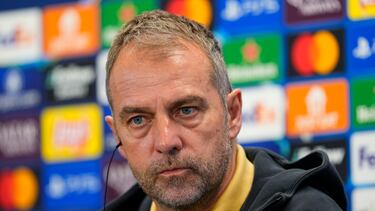GRAFCAT5128. BARCELONA, 10/03/2025.- El entrenador del FC Barcelona, Hansi Flick, durante la rueda de prensa posterior al entrenamiento que han realizado este lunes en la ciudad deportiva Joan Gamper para preparar el partido de vuelta de los octavos de final de la Liga de Campeones que mañana disputarán ante el Benfica. EFE/Alejandro García