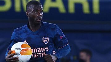 Arsenal&#039;s French-born Ivorian midfielder Nicolas Pepe grabs the ball after scoring during the Europa League semi-final first leg football match between Villarreal and Arsenal at the Ceramica stadium in Vila-real on April 29, 2021. (Photo by JOSE JORD