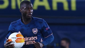 Arsenal's French-born Ivorian midfielder Nicolas Pepe grabs the ball after scoring during the Europa League semi-final first leg football match between Villarreal and Arsenal at the Ceramica stadium in Vila-real on April 29, 2021. (Photo by JOSE JORD