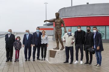 Alicia Huertas, escultora de la estatua propia de Luis Aragon¨¦s ubicada en los aleda?os del Estadio Metropolitano, junto a Enrique Cerezo, Luis Aragon¨¦s hijo, Ufarte, Fernando Torres, Simeone y Koke.