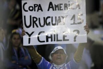 Los hinchas uruguayos cargaron contra los chilenos en las tribunas.