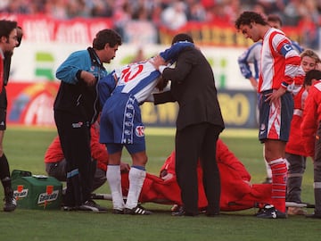 Benítez, justo después de lesionarse en el Vicente Calderón, con Kiko de testigo.