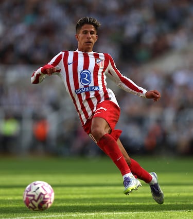 Canterano del club colchonero, debutó con el primer equipo en 20 de abril de 2022 en el empate a cero ante el Granada. Con el fin de ganar experiencia y minutos salió cedido primero al Real Zaragoza y después al Deportivo Alavés. En la temporada 2024-25 se quedó en el primer equipo y fue la gran sorpresa de la temporada por su buen rendimiento. En total suma 54 partidos con el primer equipo rojiblanco.