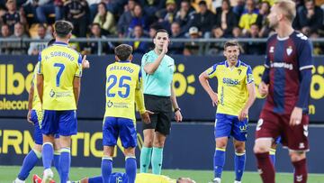 Javier Ontiveros en el suelo tras una falta de un futbolista del Eibar. Junto a él, Rubén Alcaraz, Melendo, Sobrino y el colegiado del partido, Lax Franco.