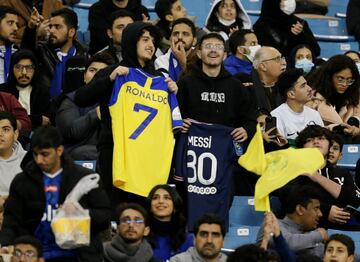 Dos aficionados con las camisetas de los 2 grandes jugadores del siglo XXI, Messi y Cristiano.