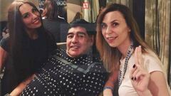 Diego Armando Maradona junto con Ekaterina (de negro)