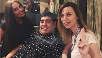 Diego Armando Maradona junto con Ekaterina (de negro)