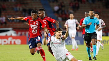 AMDEP3108. MEDELLÍN (COLOMBIA), 08/04/2026.- Alexis Serna (i) y José Ortiz (atrás) de Medellín disputan el balón con Tomás Palacios de Estudiantes este miércoles, en un partido de la fase de grupos de la Copa Libertadores entre Independiente Medellín y Estudiantes de La Plata en el estadio Atanasio Girardot en Medellín (Colombia). EFE/ STR