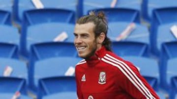 ILUSIONADO. Bale, ayer sonriente en el entrenamiento de Gales.