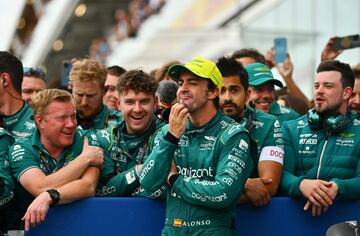 Fernando Alonso celebró su segunda plaza en el podio del Gran Premio de Canadá con todo el equipo de Aston Martin, después de una dura batalla con Lewis Hamilton en la que salió ganador.