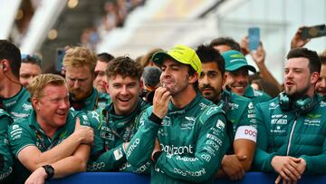 Fernando Alonso celebr¨® su segunda plaza en el podio del Gran Premio de Canad¨¢ con todo el equipo de Aston Martin, despu¨¦s de una dura batalla con Lewis Hamilton en la que sali¨® ganador.