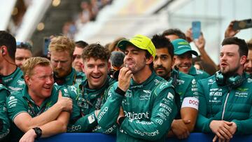 Fernando Alonso celebró su segunda plaza en el podio del Gran Premio de Canadá con todo el equipo de Aston Martin, después de una dura batalla con Lewis Hamilton en la que salió ganador.