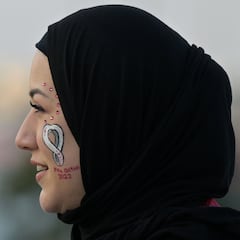 ¿Por qué hay tan pocas mujeres en Qatar y cuál es su porcentaje de población?