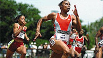 <b>OTRA MARION JONES.</B> Allyson Felix, detrás de White, ganadora, acabó tercera y asombra con sus 17 años.