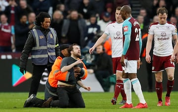 Tras la derrota de 0-3 ante el Burnley, seguidores de los Hammers ingresaron al campo para recriminar a sus jugadores.