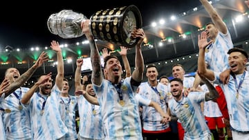 FILE PHOTO: Soccer Football - Copa America  2021 - Final - Brazil v Argentina - Estadio Maracana, Rio de Janeiro, Brazil - July 10, 2021 Argentina's Lionel Messi and teammates celebrate winning the Copa America with the trophy REUTERS/Amanda Perobelli/File Photo