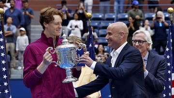 Jannik Sinner, con Andre Agassi en la entrega de trofeos del US Open.