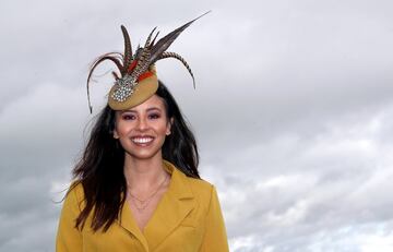 El Festival de Cheltenham, uno de los eventos hípicos más importantes del Reino Unido, se ha convertido en una pasarela de los sombreros más extravagantes.