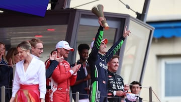Buemi levanta el trofeo de ganador de la segunda carrera del e-Prix de Mónaco de Fórmula E.