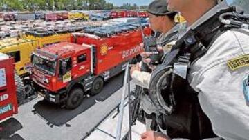 <b>VIGILANCIA EXTREMA. </b>Agentes de la Prefectura Naval argentina custodiarán en el parque cerrado todos los vehículos del Dakar.