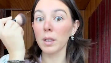 La influencer mexicana Lorena Ramos maquillándose en un vídeo de TikTok.
