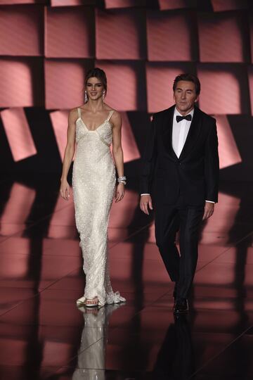 Los actores y presentadores de la gala 
Clara Lago, con un espectacular modelo de Roberto Brand, y Antonio de la Torre, de Pedro del Hierro.