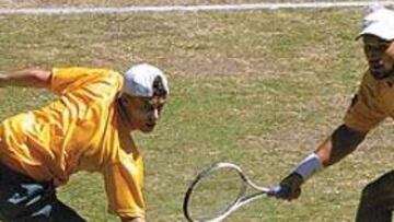 <b>UNA DERROTA QUE LES ESCOCIÓ.</B> Australia planteó la final de la Copa Davis ante Francia en 2001 como
ahora con España. Jugaron en una hierba en mal estado y perdieron ante los franceses. En la imagen el doble formado por Hewitt y Rafter, que cayó ante la pareja gala formada por Pioline y Santoro.
