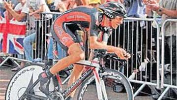 <b>DECORADO PERFECTO. </b>Alejandro Valverde, en pleno esfuerzo, junto a Buckingham Palace.