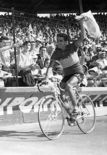 Federico Martín Bahamontes dando la vuelta de honor al velódromo del Parque de los Príncipes de París como rey de la montaña y vencedor del Tour de Francia de 1959.