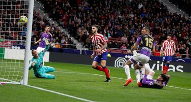 El jugador del Atlético de Madrid, Mario Hermoso, marca el 3-0 al Real Valladolid.